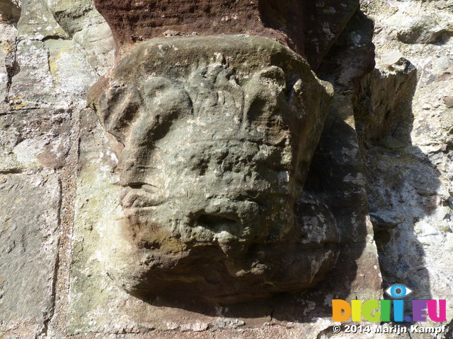 FZ003742 Denbigh Castle lions head sculpture